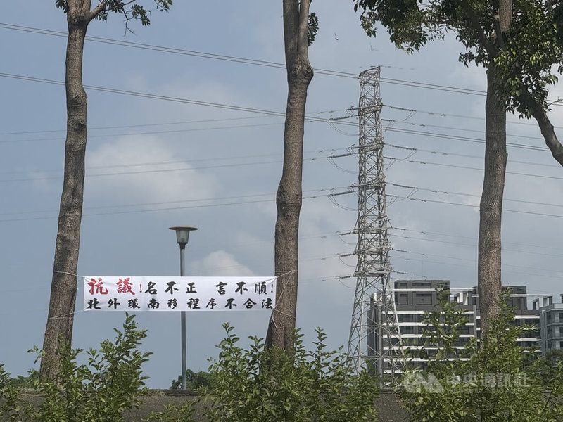 台南都會區北外環道路第4期工程預定明年6月完成用地取得，沿線反對居民組成自救會抗議，在鹽水溪河堤懸掛白布條。中央社記者張榮祥台南攝 114年10月2日