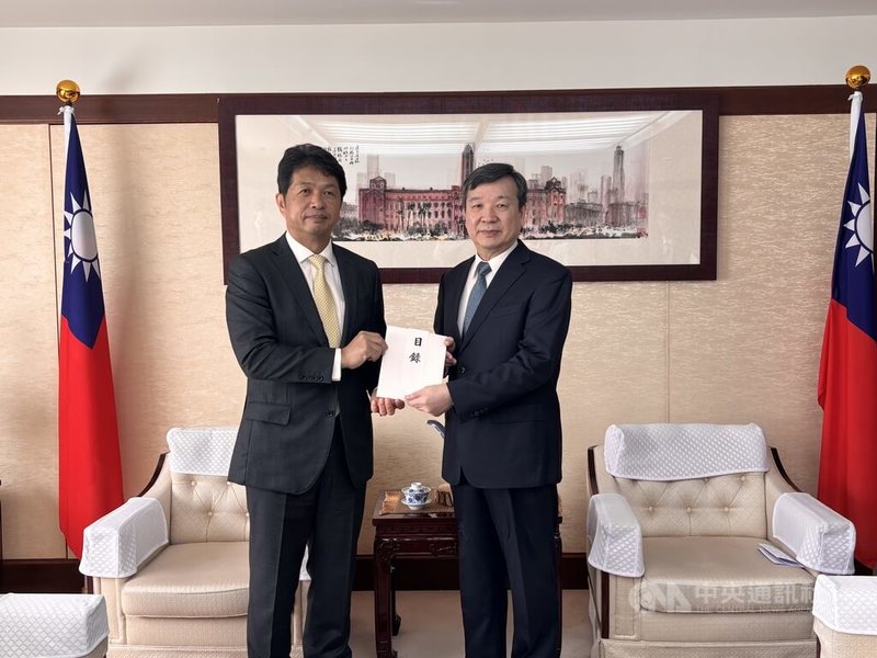花蓮馬太鞍溪堰塞湖溢流重創花蓮光復鄉，日本茨城縣知事大井川和彥（左）2日率領副知事岩下泰善和縣府人員訪問駐日代表處，捐贈義援金100萬日圓（約新台幣21萬元）。駐日代表李逸洋感謝茨城縣援助，表示這對災區民眾是極大鼓舞。中央社記者戴雅真東京攝　114年10月2日