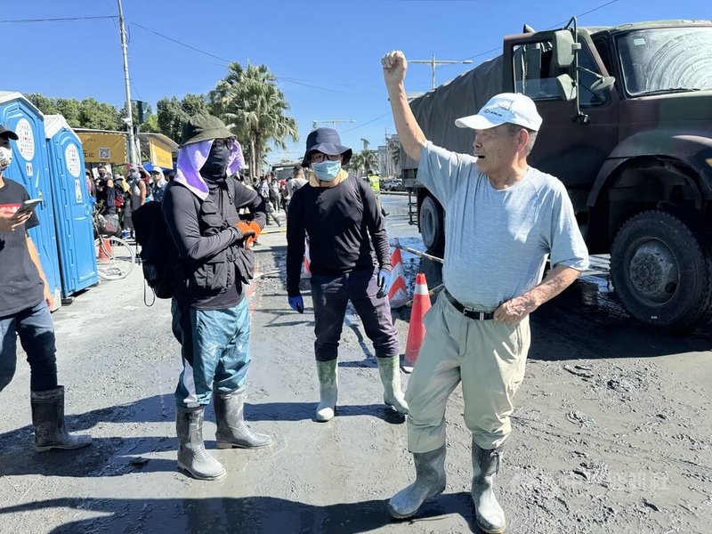 花蓮光復鄉地區洪災急需修復,花蓮縣府及國軍24小時趕工清淤,有受災戶2日上午到火車站找志工協助,繼續趕工清理。中央社記者張祈攝 114年10月2日