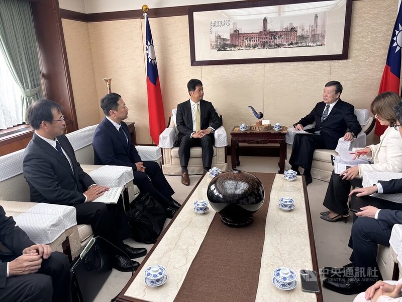 日本茨城縣知事大井川和彥(左3)2日率領副知事岩下泰善和縣府人員訪問駐日代表處。大井川特別提到,這次花蓮風災中發揮重大力量的「鏟子超人」令他深受感動,展現了民間志願者在救援與復原過程中的重要力量,成為極具參考價值的學習經驗。中央社記者戴雅真東京攝 114年10月2日