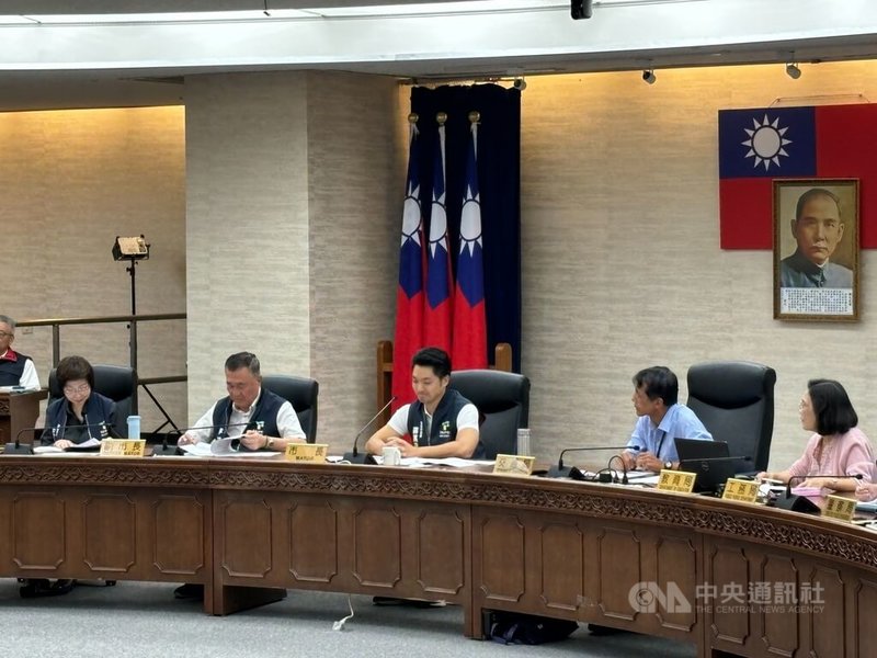 輝達台灣總部興建因用地取得問題卡關,台北市副市長李四川(左2)2日出席會議前喊話新光人壽,若有意與市府解約,應提出條件;台北市長蔣萬安(中)出席同場會議前被媒體堵訪問及此事並未回應。中央社記者陳昱婷攝 114年10月2日