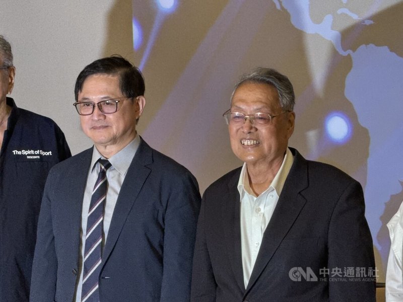 代工廠和碩董事長童子賢（左）2日出席公民LIGHT HOUSE系列活動，與宏碁創辦人施振榮（右）對談，從台灣科技事業先行者的觀點，分享如何看待當前世代所面臨的各項挑戰。中央社記者吳家豪攝　114年10月2日