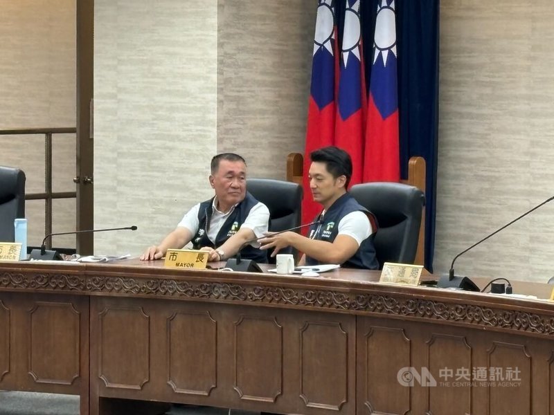 台北市政府2日舉行道路交通安全會報，臨時新增討論公館圓環拆除改為正交路口議題，市長蔣萬安（右）指出，目前雖已基本恢復拆除前的通行效率，仍期待未來能進一步提升，並請相關局處針對3日下午的連假前夕車潮預作規劃及宣導。圖為蔣萬安會中與副市長李四川交換意見。中央社記者陳昱婷攝　114年10月2日