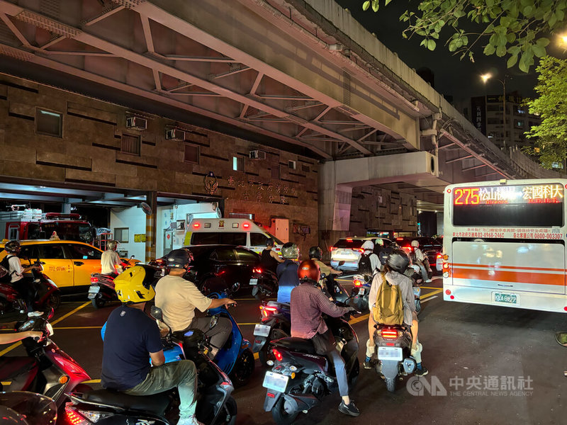 台北市公館圓環改為正交路口第4天，2日下班尖峰，消防局古亭分隊出動救護車，出入口卻停滿等紅燈的汽、機車，鳴笛約1分鐘後才順利駛出。中央社記者陳昱婷攝　114年10月2日