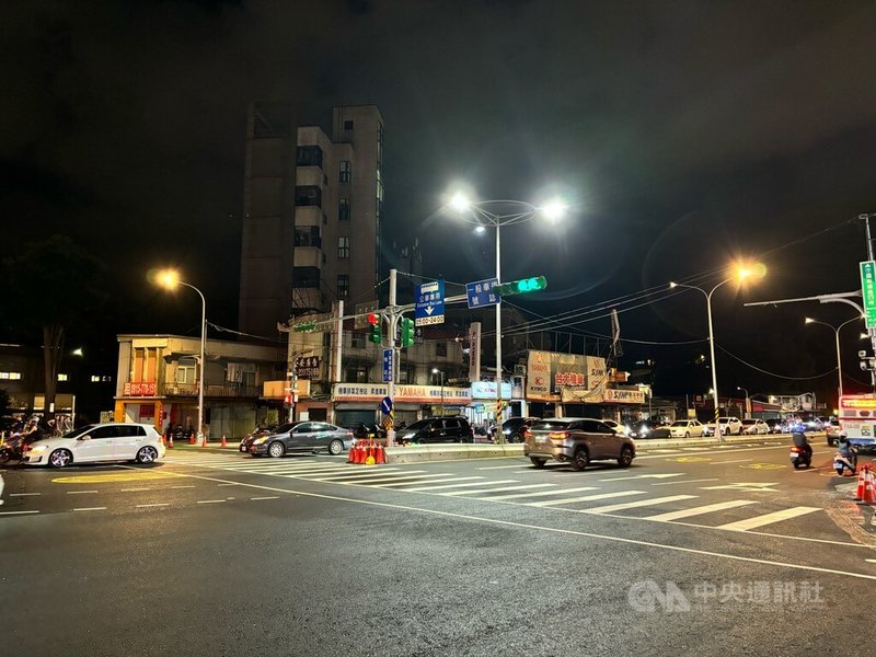 台北市公館圓環改為正交路口第4天,交通局2日表示,羅斯福路在下班時間車流正常,基隆路也沒有明顯壅塞狀況。圖為羅斯福路往西左轉基隆路車流。中央社記者陳昱婷攝 114年10月2日