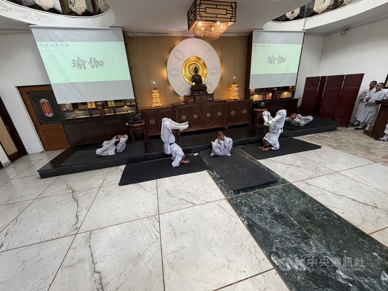 佛光山印度沙彌學園開學典禮上,數名沙彌帶來印度傳統的瑜伽表演,內容十分吸睛。中央社記者李晉緯新德里攝 114年10月2日