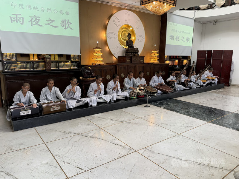 佛光山印度沙彌學園開學典禮上,一組沙彌以印度傳統樂器合奏「雨夜之歌」。中央社記者李晉緯新德里攝 114年10月2日