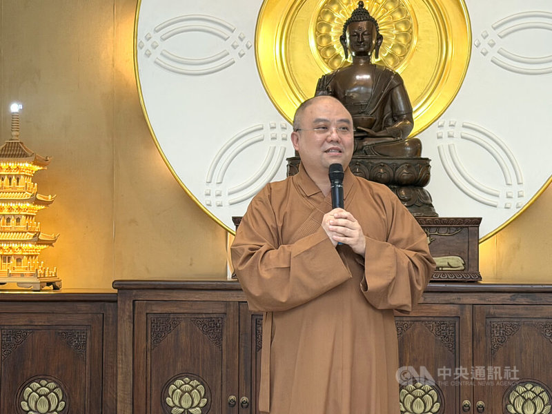 佛光山印度沙彌學園新學期正式開始，主任慧顯法師（圖）要求學員切勿懶惰，也勉勵所有沙彌勇於嘗試，並與自己比較、力求精進。中央社記者李晉緯新德里攝　114年10月2日
