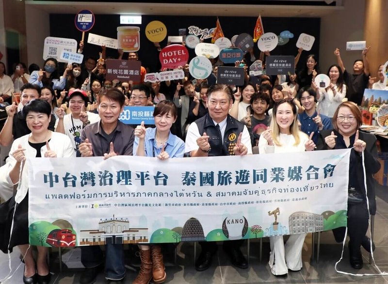 嘉義市政府2日舉辦「泰國觀光業者推介交流暨媒合會」,邀請泰國旅行業者到訪,由嘉義市觀光新聞處長張婉芬(前左3)主持,透過實地體驗與交流,開創更多國際旅遊契機。(嘉義市政府提供)中央社記者黃國芳傳真 114年10月2日