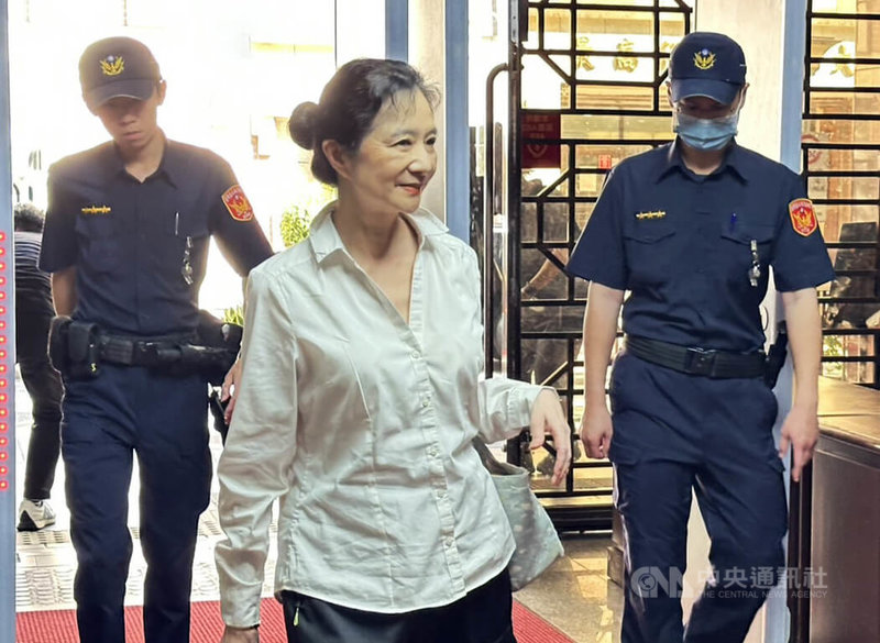 台北地方法院審理京華城案,2日開庭,國民黨台北市議員應曉薇(中)庭上表示,詰問前北市都發局長黃景茂後,足以證明她的清白,她真的沒有去施壓。中央社記者劉世怡攝 114年10月2日