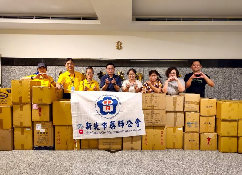 各界協助花蓮縣光復鄉災後復原，新北市藥師公會募集藥界個人與團體捐助的善款，提供醫藥護理包（護你包），2日裝箱運往災區，盼降低災民與救災志工的健康風險。（新北藥師公會提供）中央社記者黃旭昇傳真　114年10月2日
