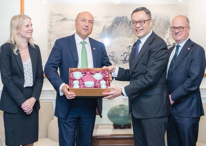 外交部政務次長陳明祺（右2）1日晚宴歡迎英國保守黨影子商貿大臣葛瑞菲斯（Andrew Griffith），並致贈特製茶具禮盒。（外交部提供）中央社記者楊堯茹傳真　114年10月2日