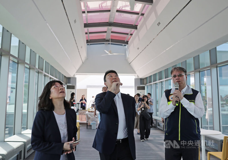 松山機場觀景台整修將近2年，終於在日前完工，交通部長陳世凱（中）2日上午前往視察整修情況，左為民航局長何淑萍。中央社記者裴禛攝 114年10月2日