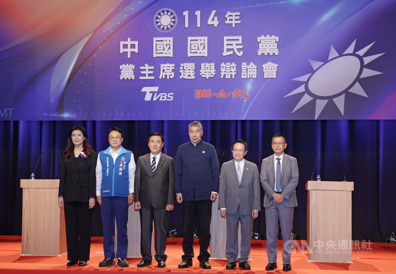 國民黨主席改選在即，TVBS電視台與聯合報2日晚間在TVBS大樓共同舉行辯論會，候選人鄭麗文（左起）、卓伯源、郝龍斌、張亞中、蔡志弘及羅智強出席，會前合影留念。中央社記者裴禛攝　114年10月2日