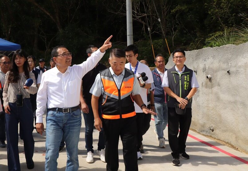 受颱風山陀兒豪雨影響,新北市雙溪區北38線大規模崩塌,市府今年6月完成首階段復建外,也設置長期監測點,確保邊坡安全,市長侯友宜(前左)2日前往會勘。(新北市府工務局提供)中央社記者黃旭昇新北市傳真 114年10月2日