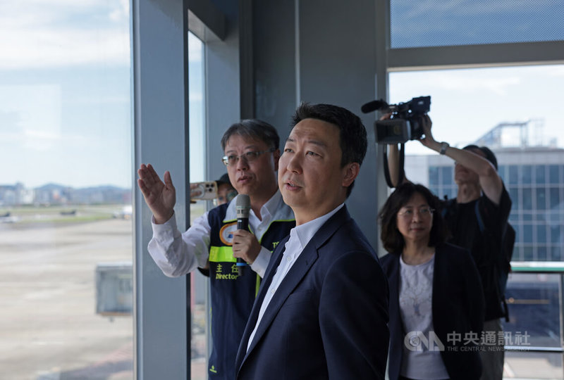 松山機場觀景台整修將近2年，終於在日前完工，交通部長陳世凱（前中）2日上午前往視察後表示，希望在中秋連假就可開放給民眾使用。中央社記者裴禛攝 114年10月2日