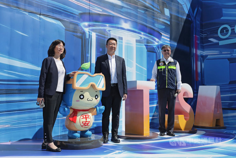 松山機場觀景台整修將近2年，終於在日前完工，交通部長陳世凱（中）2日上午前往視察，與民航局長何淑萍（左）、台北國際航空站主任鄭堅中（右）在全新3D彩繪牆前拍照留念。中央社記者裴禛攝 114年10月2日