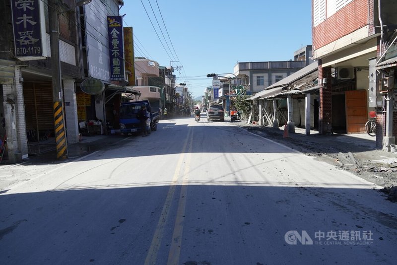 花蓮光復鄉地區洪災急需修復，花蓮縣府及國軍24小時趕工清淤，中央災害應變中心統計，7處受災村住家清淤執行率已達88%、道路清淤30%。中央社記者張祈攝　114年10月2日