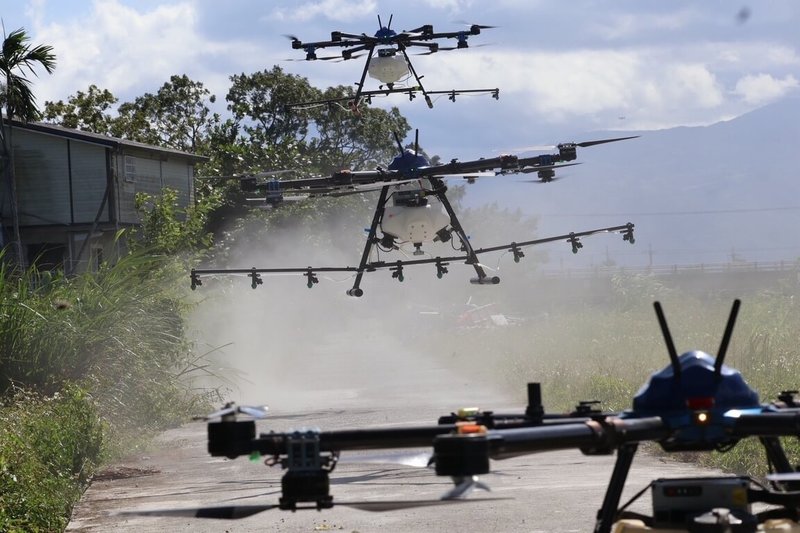 為確保花蓮受災區域能落實消毒,33化兵群與民間無人機廠商合作,2日藉由無人機突破地形限制,進行大範圍的噴灑消毒任務。(第三作戰區提供)中央社記者游凱翔傳真 114年10月2日