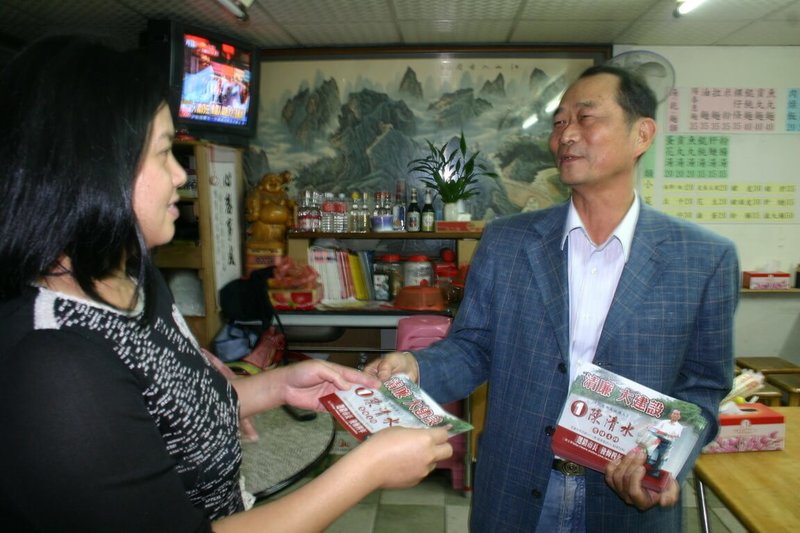 前花蓮縣長陳清水（右）2日逝世，享壽82歲。陳清水在任期間推動多項基礎建設，為花蓮奠定長遠而堅實的基礎，深受鄉親敬重；縣府指出，將延續其精神，讓花蓮更加繁榮美好。（花蓮縣政府提供）中央社記者盧太城花蓮傳真　114年10月2日