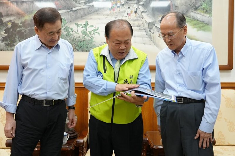 監察委員陳景峻（左）、郭文東（右）等人抵達澎湖，展開為期2天地方巡察，2日拜會縣長陳光復（中），陳光復致贈「世界最美麗海灣」畫冊，感謝中央對離島發展的關心與支持。（澎湖縣政府提供）中央社　114年10月2日