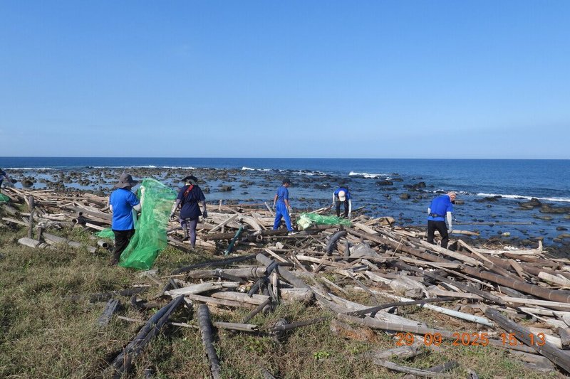 內政部國家公園署海洋國家公園管理處秋季淨灘活動，一連3天在澎湖南方四島清出305公斤的海漂垃圾，讓海岸恢復潔淨。（海洋國家公園管理處提供）中央社  114年10月2日