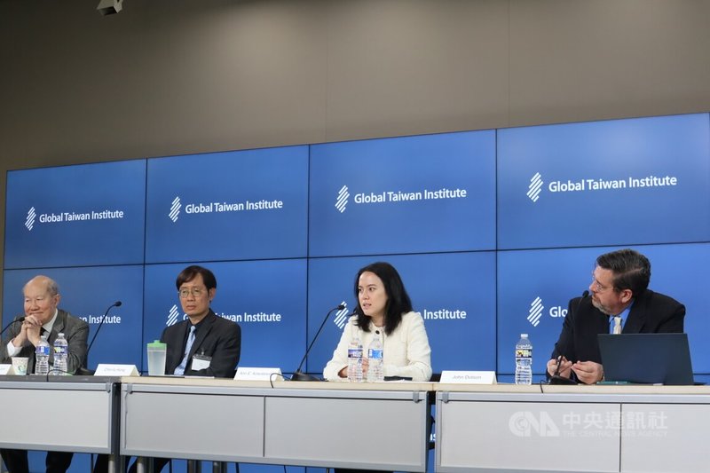 華府智庫「詹姆士敦基金會」資深研究員林和立(左)1日表示,他過去3個月來、兩度訪台的印象是,只要中國出動5艘潛艦,就能對台灣實施海上封鎖。中央社記者鍾佑貞華盛頓攝 114年10月2日