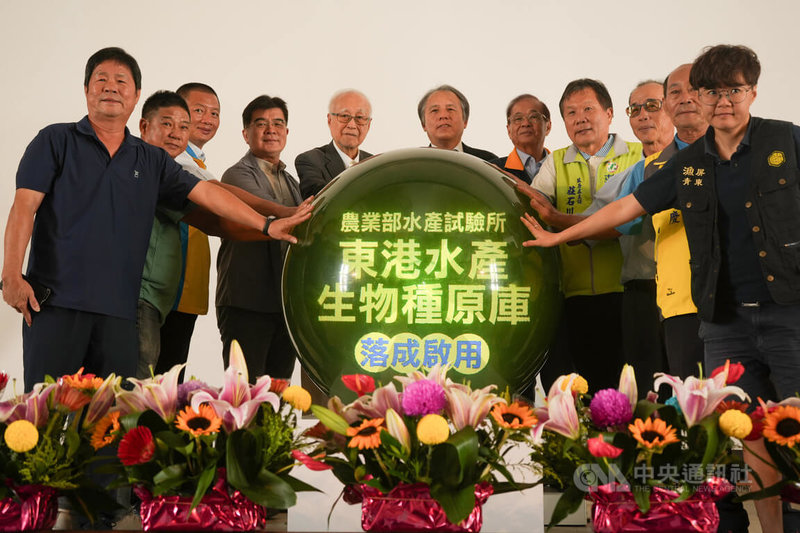 為強化台灣蝦類養殖產業種原保存與生物安全管理，農業部水產試驗所打造水產方舟「東港蝦藻類種原庫」，2日正式啟用。中央社記者黃郁菁攝 114年10月2日