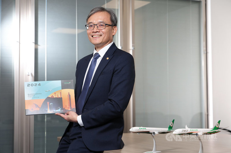 長榮航空永續長劉嘉文指出,目前長榮航在歐洲航點已常態性使用2% SAF(航空永續燃油),美國休士頓與日本大阪航線今年也將陸續跟進。中央社記者翁睿坤攝 114年10月2日