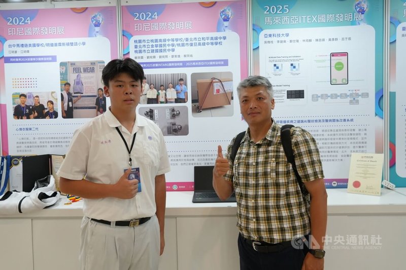 教育部長鄭英耀2日在國家圖書館表揚2024、2025年在國際發明展獲得金牌的團隊。桃園市復旦高中學生廖家進(左)等人組成的團隊,以「輕巧拖具」拿下波蘭、馬來西亞等多項發明展金牌。中央社記者陳至中台北攝 114年10月2日