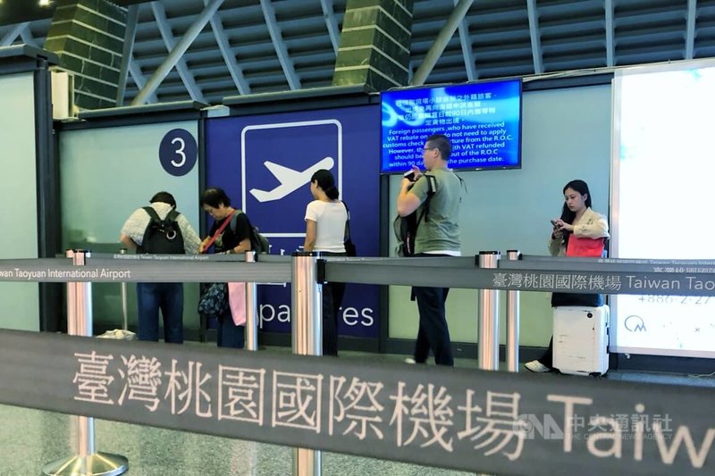 桃園國際機場公司表示,中秋及雙十連假旅運高峰期間為3日至13日,預估約151萬人次旅客,日均約13.7萬人次,建議民眾至少提前3小時抵達機場,並善用智慧服務,加速流程縮短等候時間。中央社記者吳睿騏桃園機場攝 114年10月2日