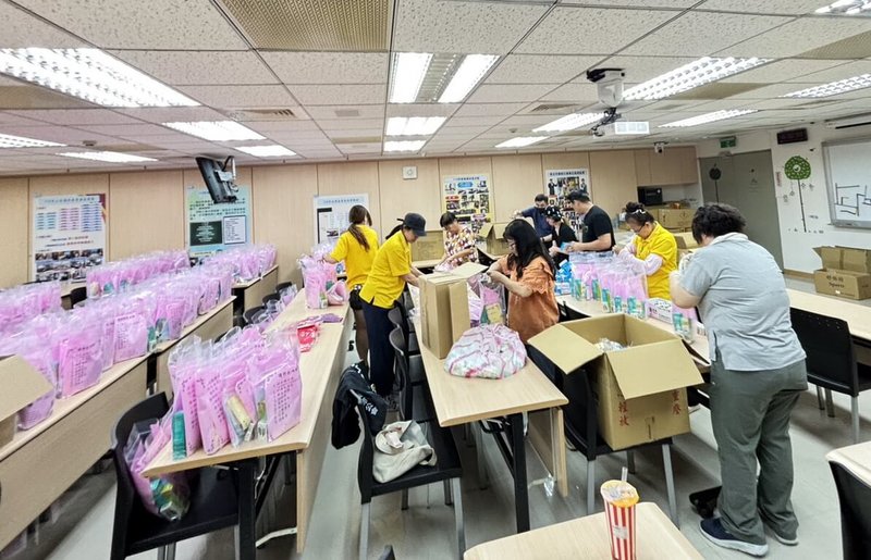 新北市各界協助花蓮縣光復鄉救災,愛心源源不絕,藥師公會等藥界募集500個護理包,提供災區家戶生活衛生與健康所需,2日動員志工裝箱,由專車運往災區。(新北藥師公會提供)中央社記者黃旭昇傳真 114年10月2日