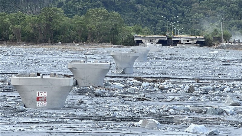 圖為花蓮縣馬太鞍溪堰塞湖溢流將馬太鞍溪橋沖斷。（中央社檔案照片）