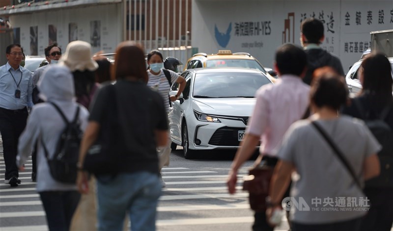 上半年台北市未停讓行人違規案比去年同期增加。（中央社檔案照片）