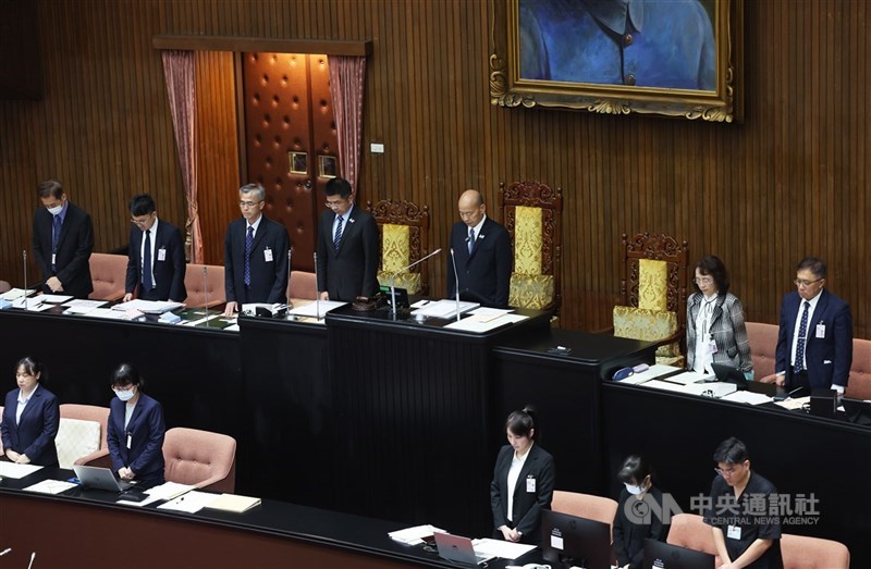 圖為立法院長韓國瑜（後右3）9月30日下午主持院會，會前與議場內列席官員與出席立委等人，為花蓮堰塞湖溢流事件罹難者默哀。（中央社檔案照片）