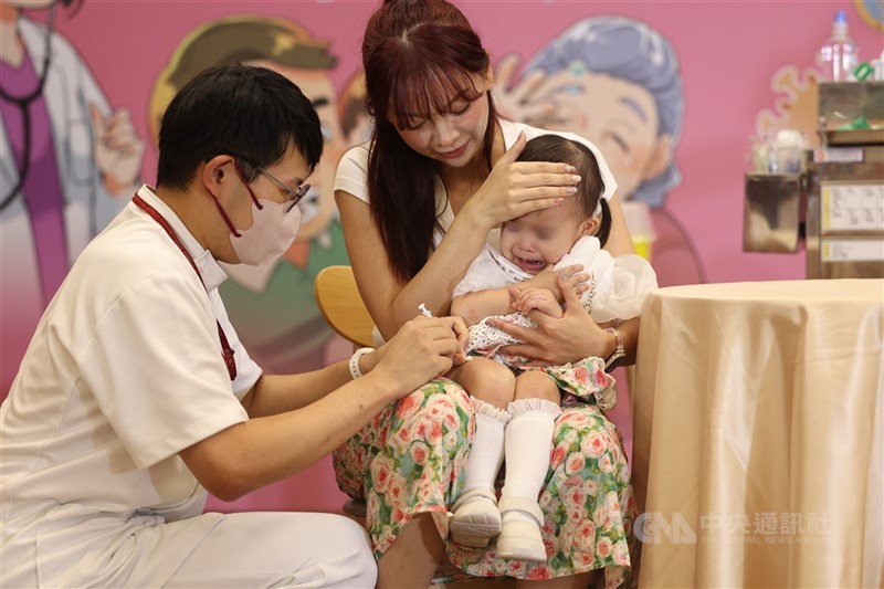 疾管署「左流右新 健康安心」公費流感及COVID-19（2019冠狀病毒疾病）疫苗自10月1日起分階段開打。（中央社檔案照片）