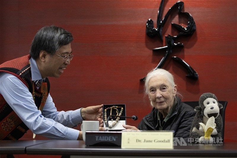 保育專家珍古德（Jane Goodall）（右）1日辭世，唐獎教育基金會將公開播映專題影片緬懷。圖為唐獎教育基金會執行長陳振川（左）6月致贈珍古德禮品。（中央社檔案照片）