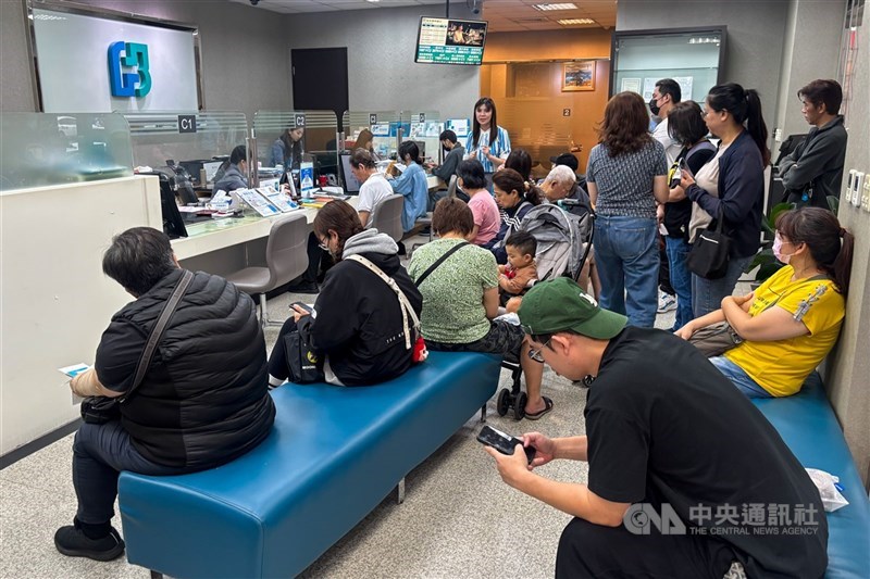 圖為新北市蘆洲一家銀行臨櫃辦理業務人潮。 （中央社檔案照片）