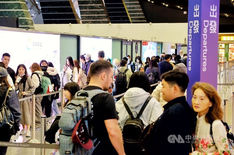 中秋、雙十連假，桃園國際機場股份有限公司建議提早3小時到。（中央社檔案照片）