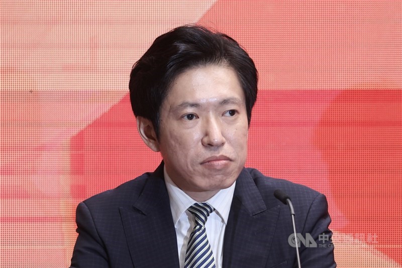 政壇跟拍風波,行政院秘書長張惇涵2日接受專訪時表示,公開透明絕不是暗巷跟拍,正義是靠追真相,而非追車尾燈得來。(中央社檔案照片)