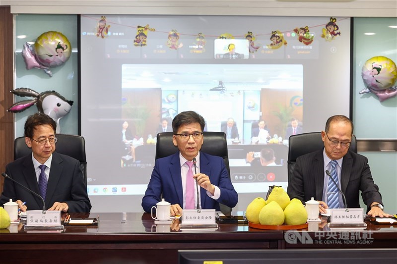 金管會主委彭金隆（中）表示，長期保單未來可朝「去長期保證化」設計，但並非「去長期保障化」，像是設定可調費期間，可能5年、10年檢視條件、看是否可調整保費。（中央社檔案照片）