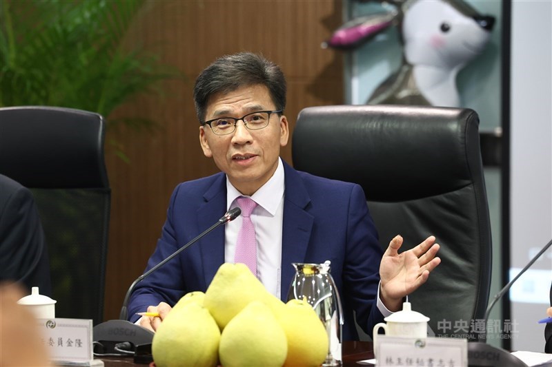 壽險公會規劃研議1年期在宅急症照護醫療險新保單，金管會主委彭金隆（圖）期許，保險業未來秉持與時俱進精神、符合精算原理與可持續性3原則來設計商品。（中央社檔案照片）