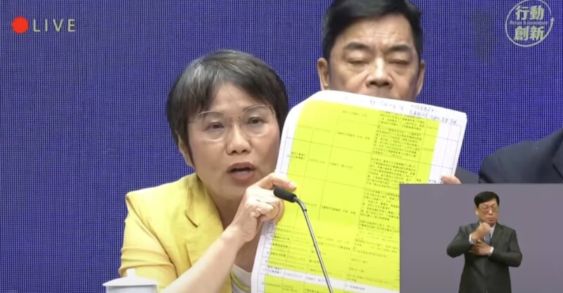 內政部長劉世芳2日出示通聯紀錄，說明花蓮洪災事發前應變。（圖截取自行政院會後記者會直播）