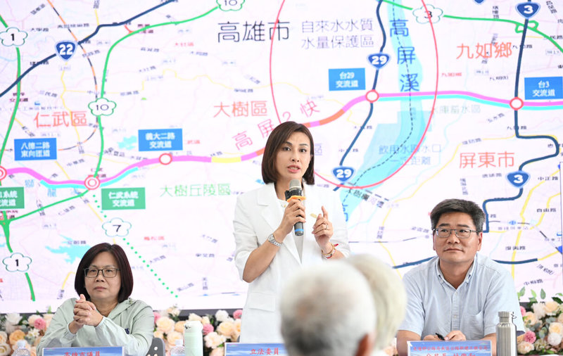 交通部公路局2日在高雄市大樹區舉辦高屏2快地方說明會,民進黨立委邱議瑩(中)等人出席。(邱議瑩辦公室提供)中央社記者蔡孟妤傳真 114年10月2日