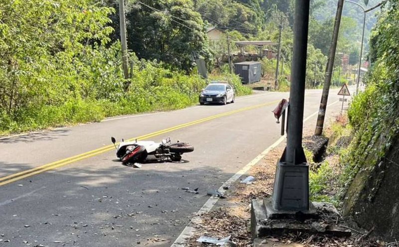 國立暨南國際大學印尼籍王姓男學生1日騎機車載廖姓男學生，在校門外約50公尺處下坡路段失控自撞，造成王男死亡、廖男受傷。（民眾提供）中央社記者蕭博陽南投縣傳真　114年10月2日