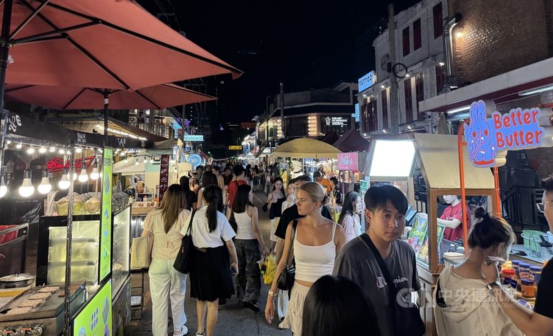 泰國國家觀光局預測，自9月26日至10月8日將迎來約20萬名中國遊客，較去年同期減少24%。圖為位於曼谷市中心的觀光夜市，攝於10月1日。中央社記者李宗憲曼谷攝　114年10月2日
