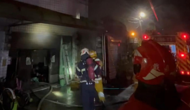 嘉義縣六腳鄉蒜頭村一間民宅2日清晨發生火警，神明廳起火燃燒，消防人員從火場中救出3人，其中一名84歲老翁送醫不治。（嘉義縣消防局提供）中央社記者蔡智明傳真　114年10月2日