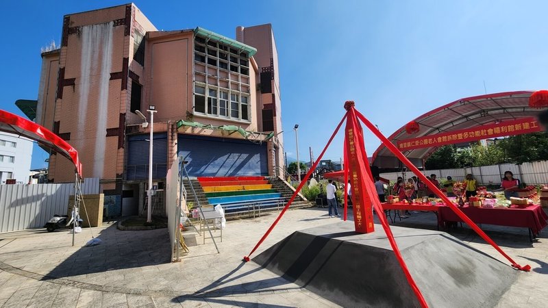 南投縣埔里鎮仁愛公園老人會館使用32年，考量建築耐震能力、漏水等問題，埔里鎮公所決定拆除並新建多功能社福館，2日舉行開工典禮。（埔里鎮公所提供）中央社記者蕭博陽南投縣傳真　114年10月2日