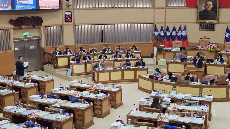 新北市議會2日進行業務質詢，國民黨市議員陳偉杰（左立者）質疑校園發生自傷墜樓案件有增加情形，要求市府應有效防治；教育局長張明文（右立者）表示，市府有成立專責的防治委員會，進行跨局處聯防，並定期召開會議討論對策，重點在於對學生心理健康關懷及分析人際關係。中央社記者王鴻國攝　114年10月2日