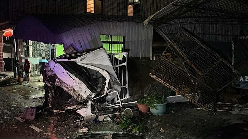 屏東施姓男子2日凌晨開著偷來的大貨車，沿路碰撞爐路邊房屋，造成車子及民宅毀損，所幸沒有造成傷亡。（屏東警方提供）中央社記者李卉婷傳真　114年10月2日